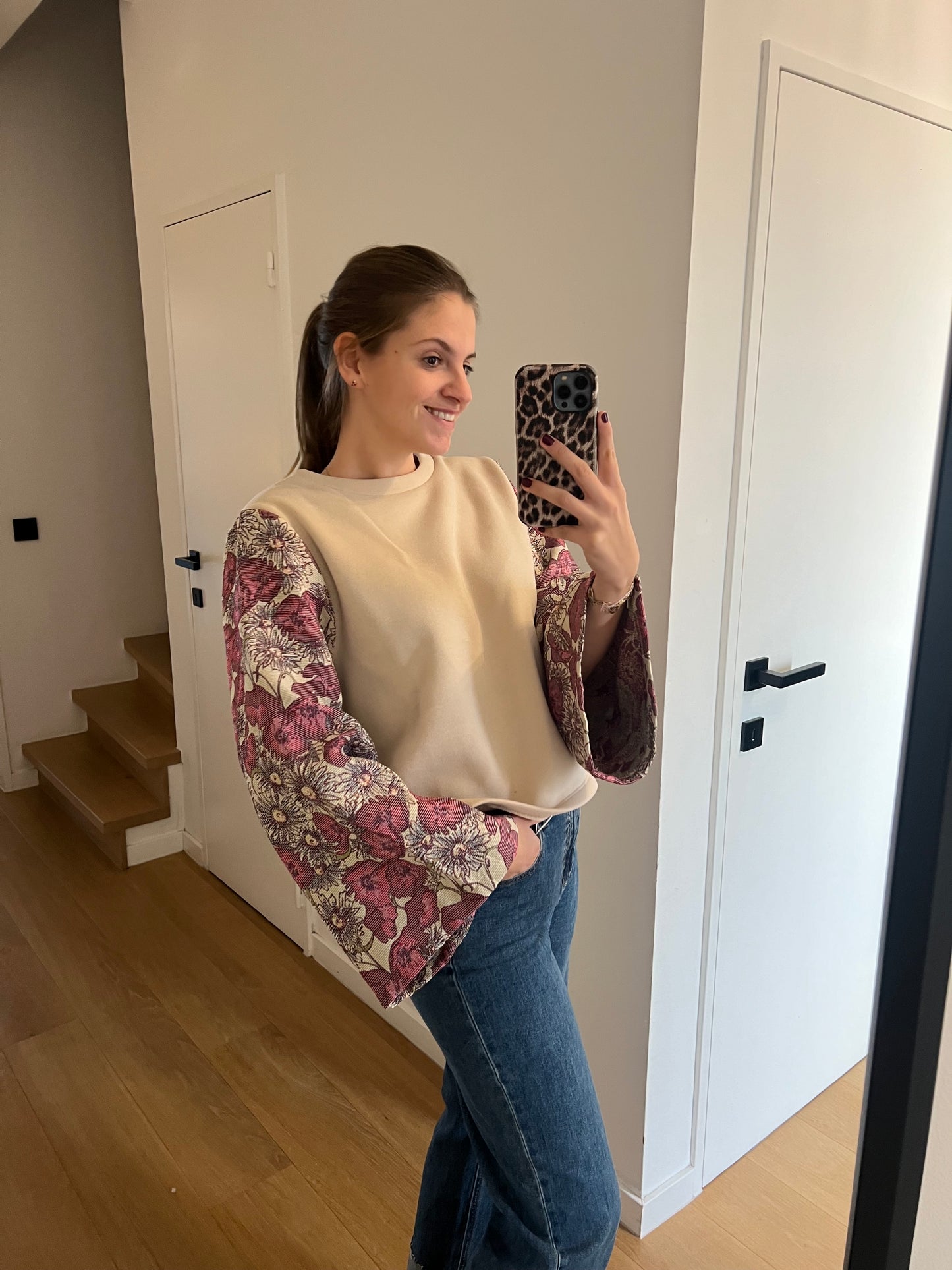 BEIGE SWEATER MET DETAILMOUWEN