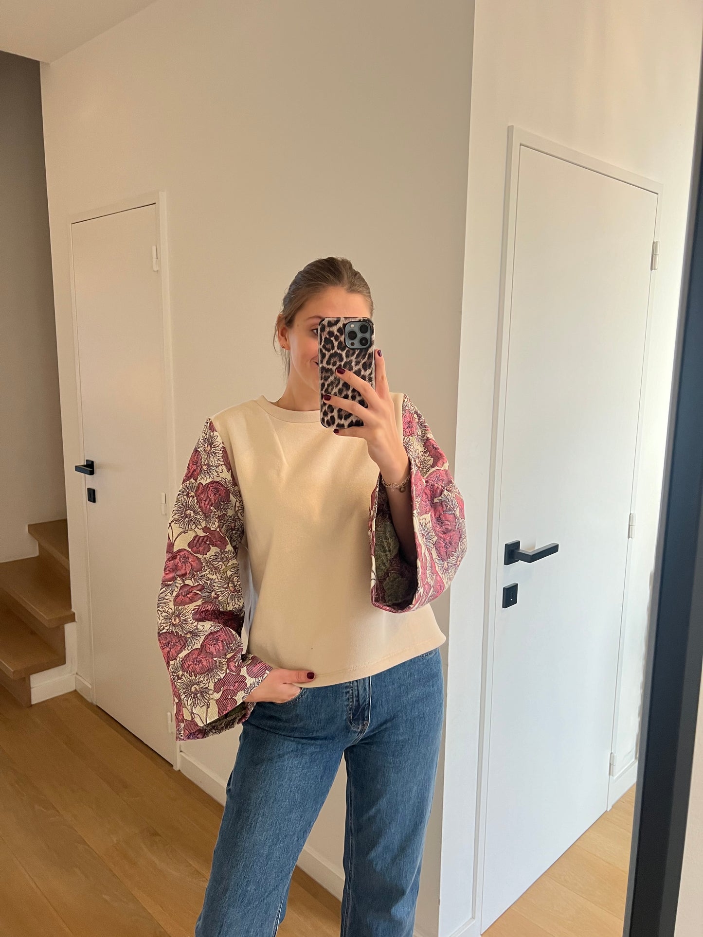 BEIGE SWEATER MET DETAILMOUWEN