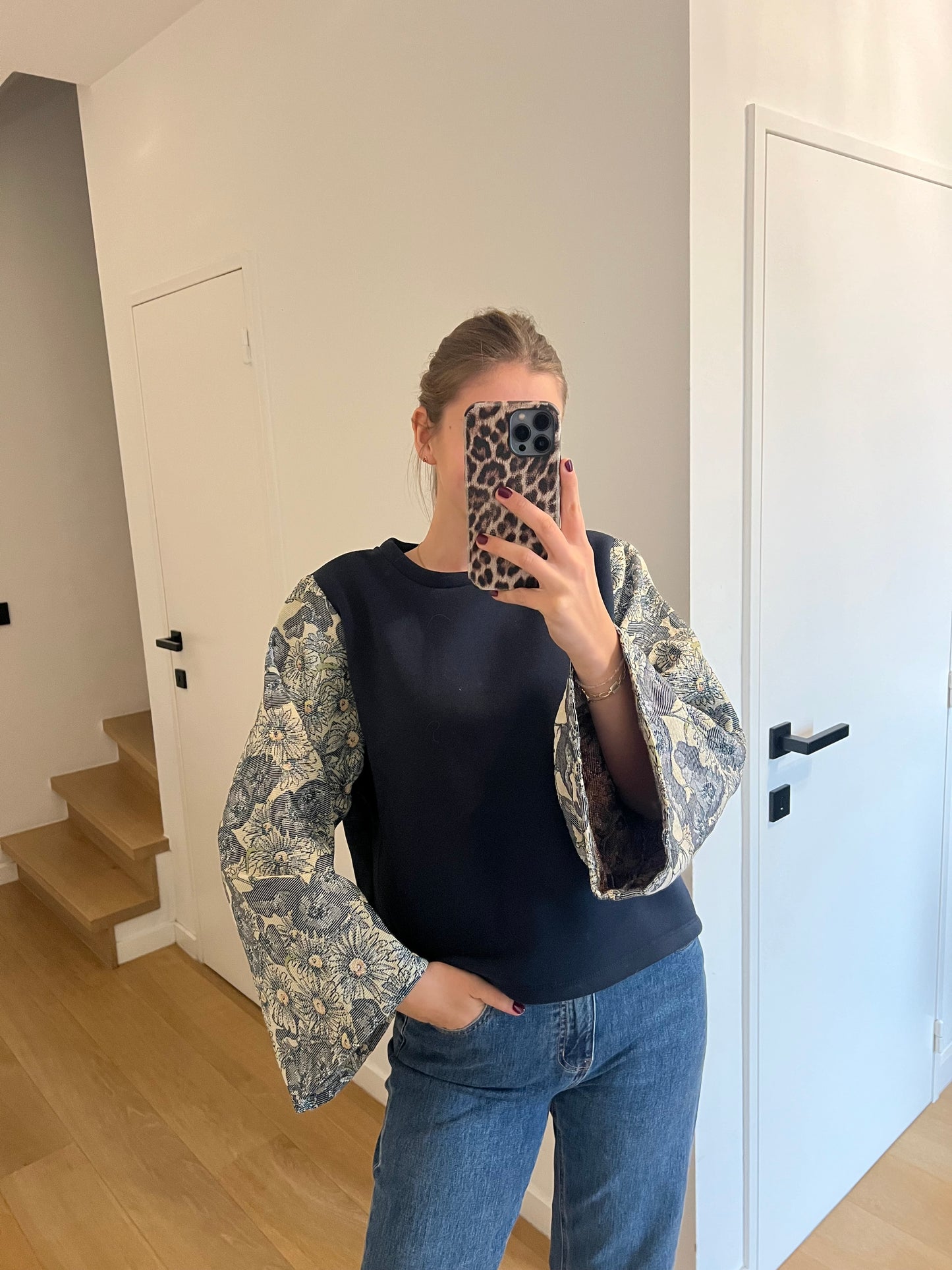 DONKERBLAUWE SWEATER MET DETAILMOUWEN