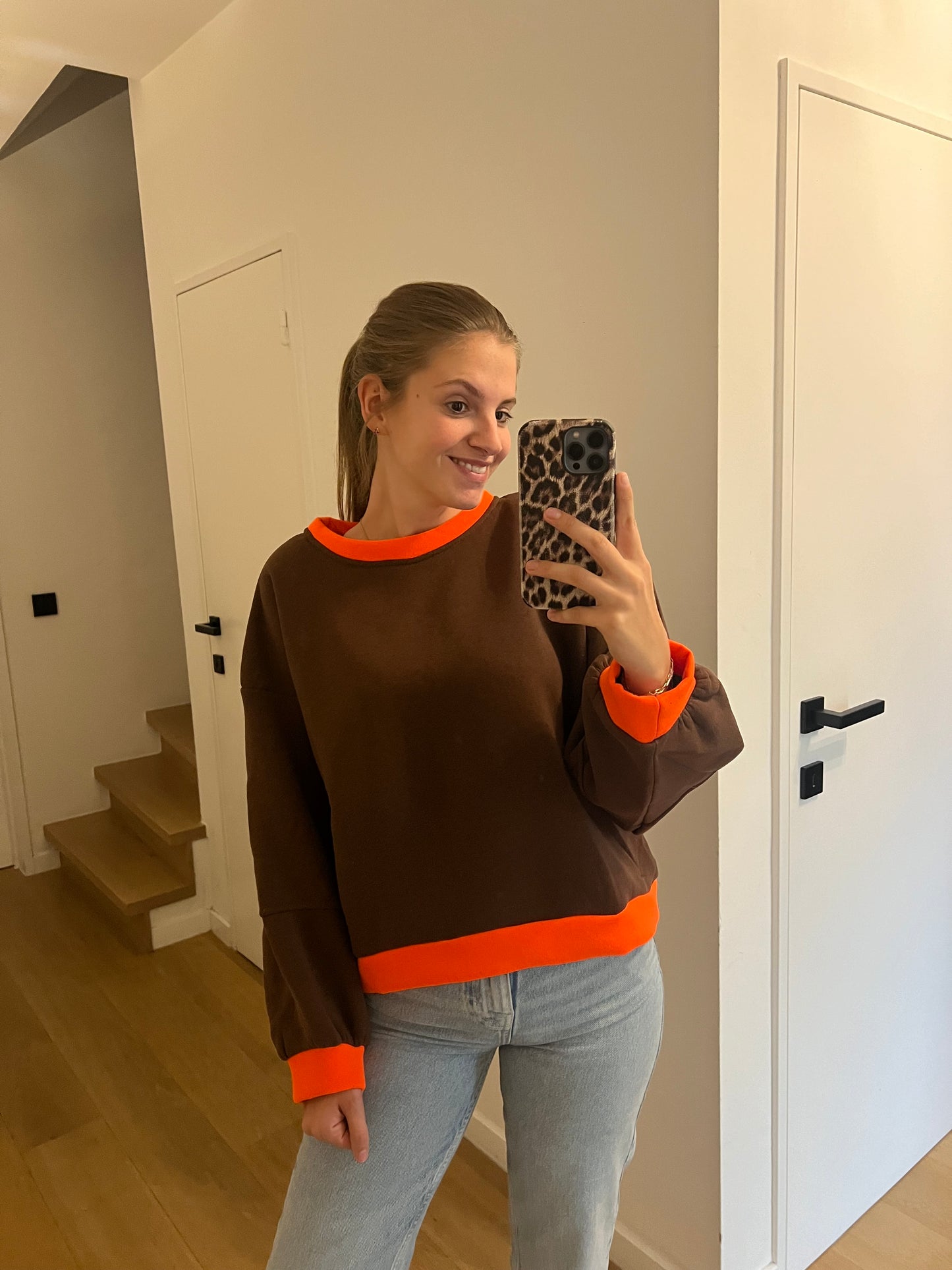 SWEATER BRUIN/ORANJE