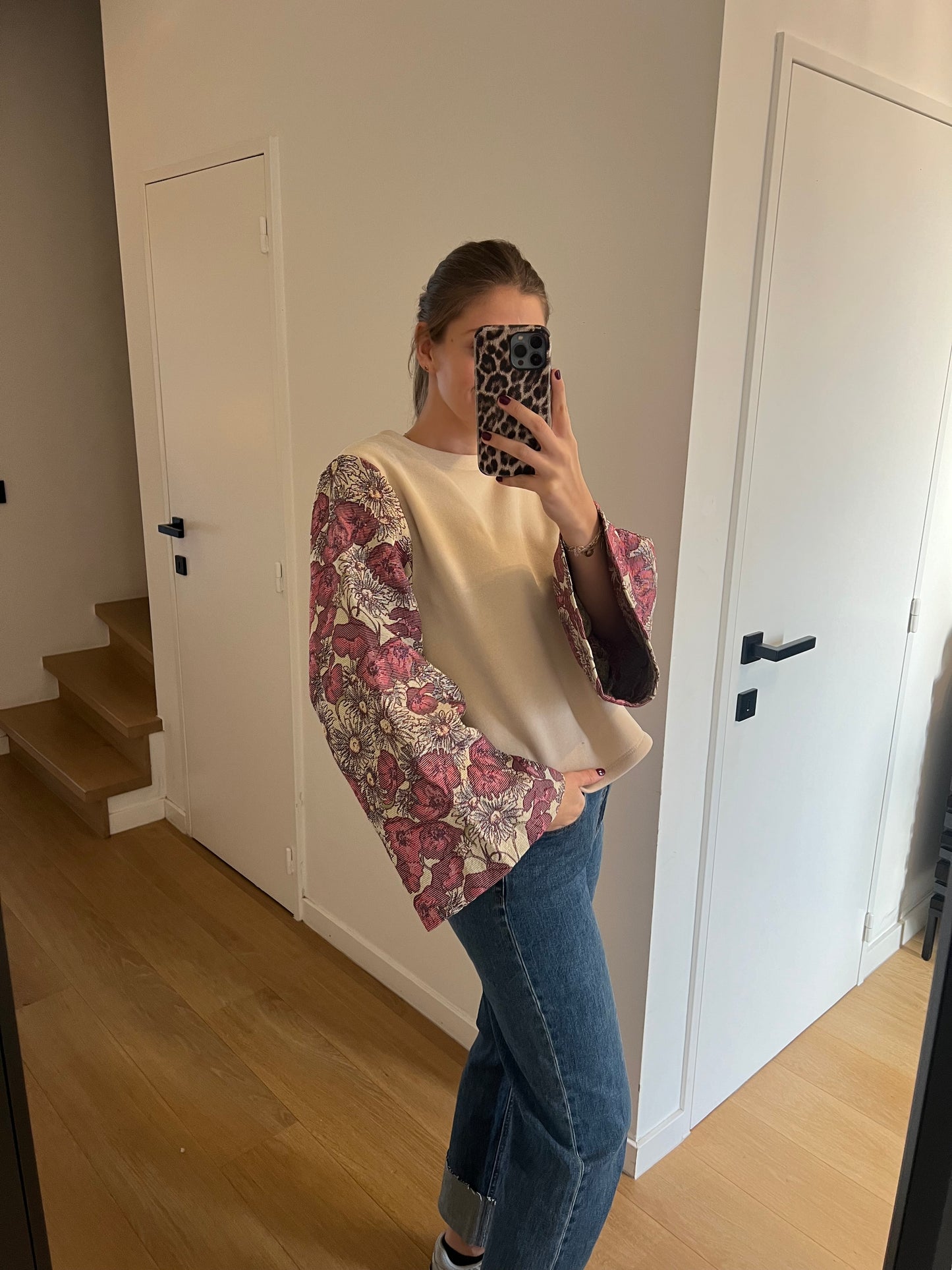 BEIGE SWEATER MET DETAILMOUWEN